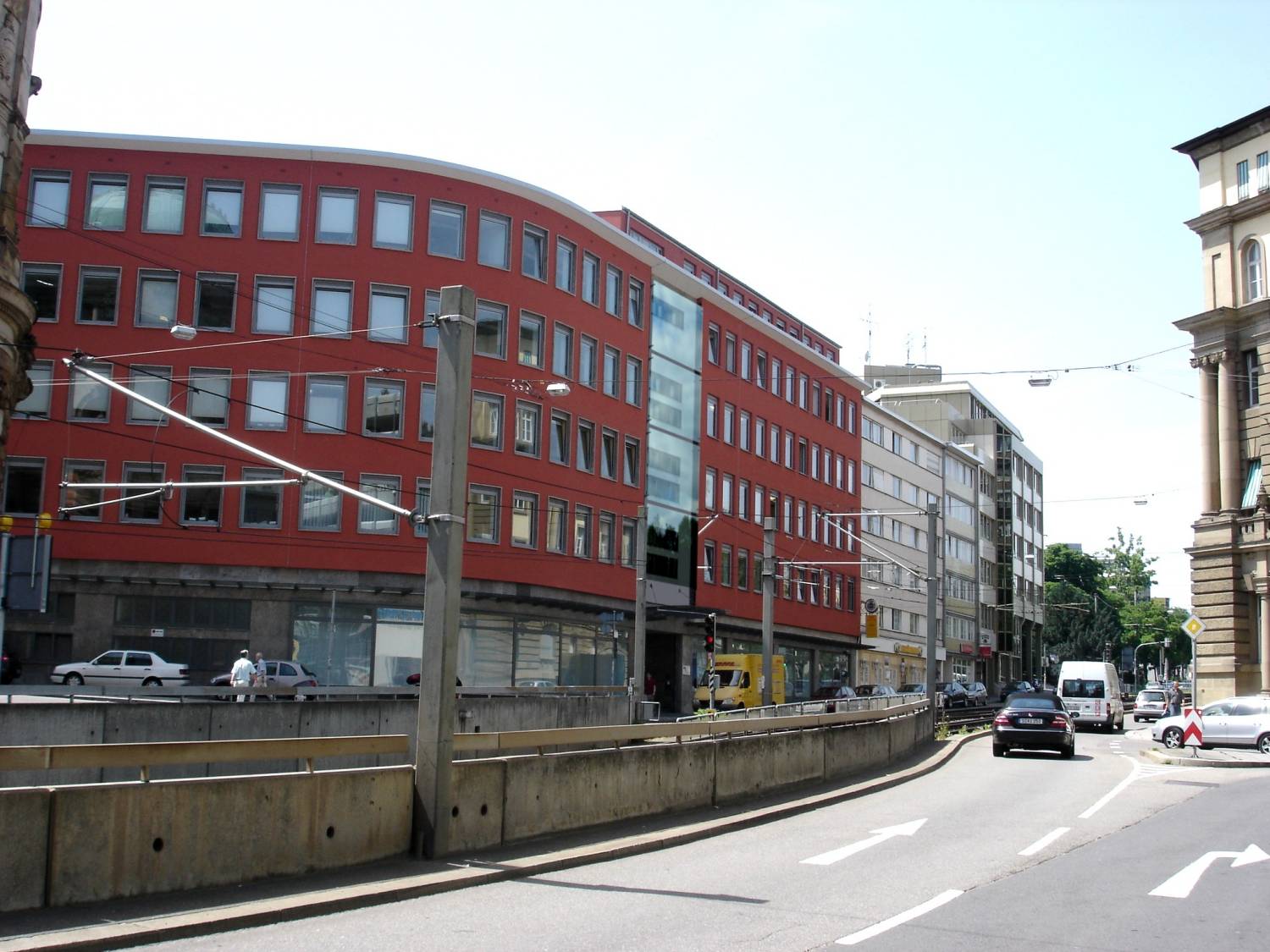 Architektur-Visualisierung mit Fotomontage Nord-Ost Ansicht einer Glasfassadenvariante im Bürogebäudes Berufsgenossenschaft Energie Textil Elektro Medienerzeugnisse Stuttgart. Visualisiert für Architekturbüro Thomas Rudolf aus 72622 Nürtingen (Jahr 2008)